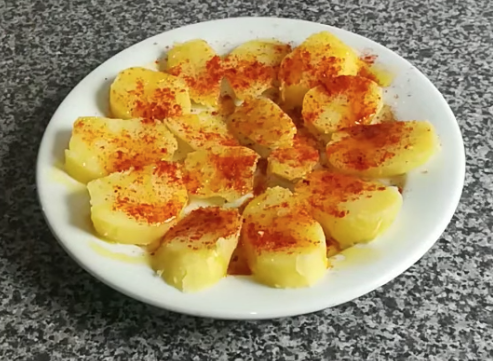 Ensalada de tomate con lechuga y cebolla con mejillones al natural y patatas a la gallega.